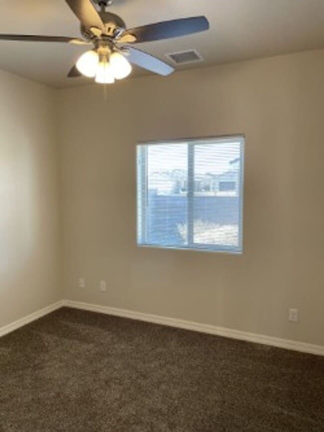 Building Photo - Newer home with walled yard. Move in ready!