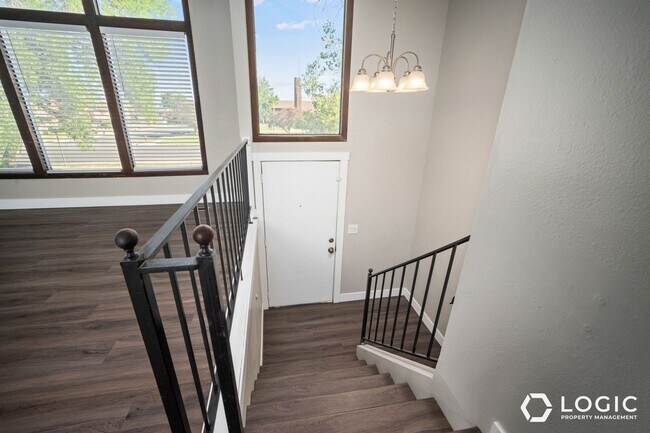 Foto del edificio - 512 E. Larchwood Drive-A