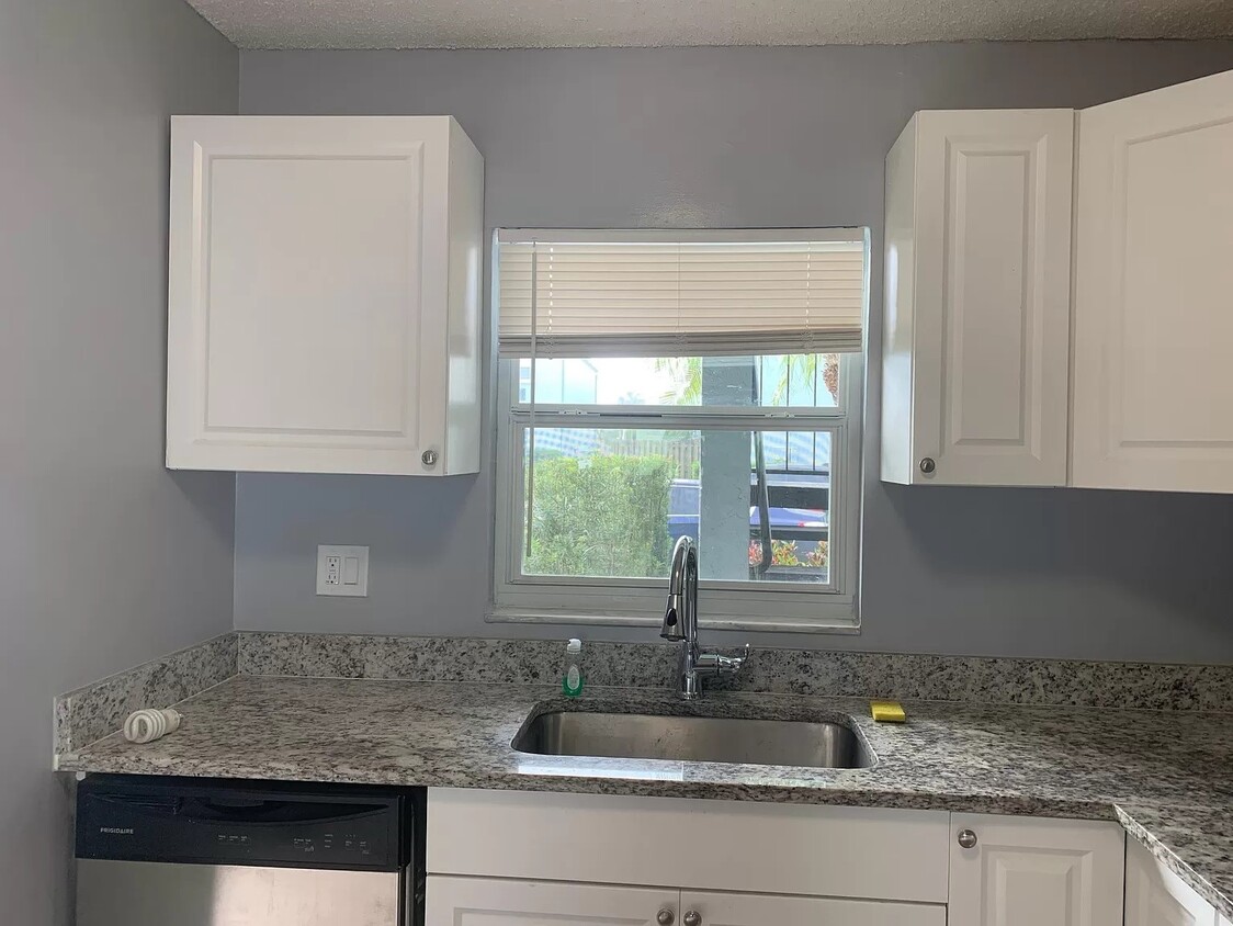 Primary Photo - 2830 Somerset Park Dr