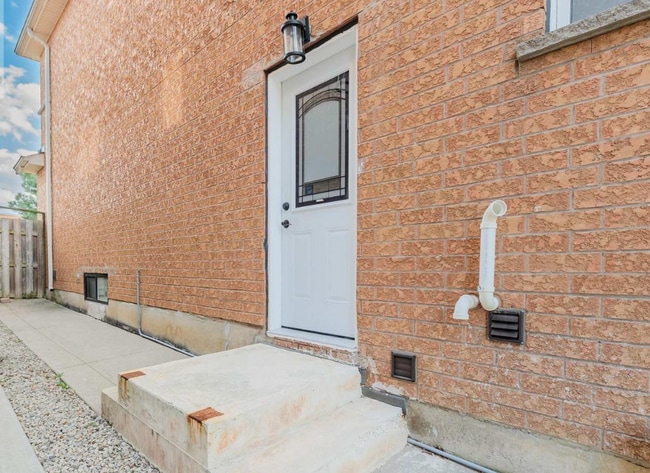 Side entrance - 23 Sewells Ln