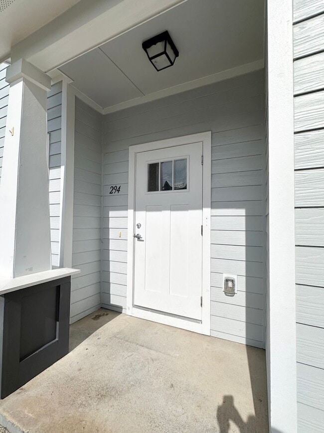 Building Photo - Centrally located townhome in The Verandas