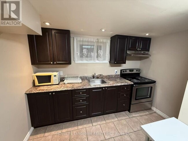 Building Photo - 517 Lynett Crescent