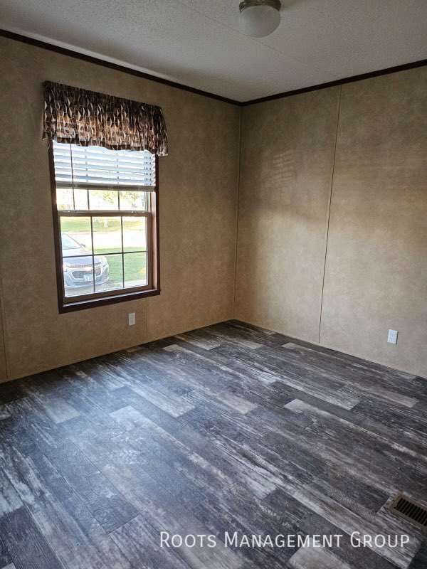Building Photo - 1208 Aberdeen Road AB1208