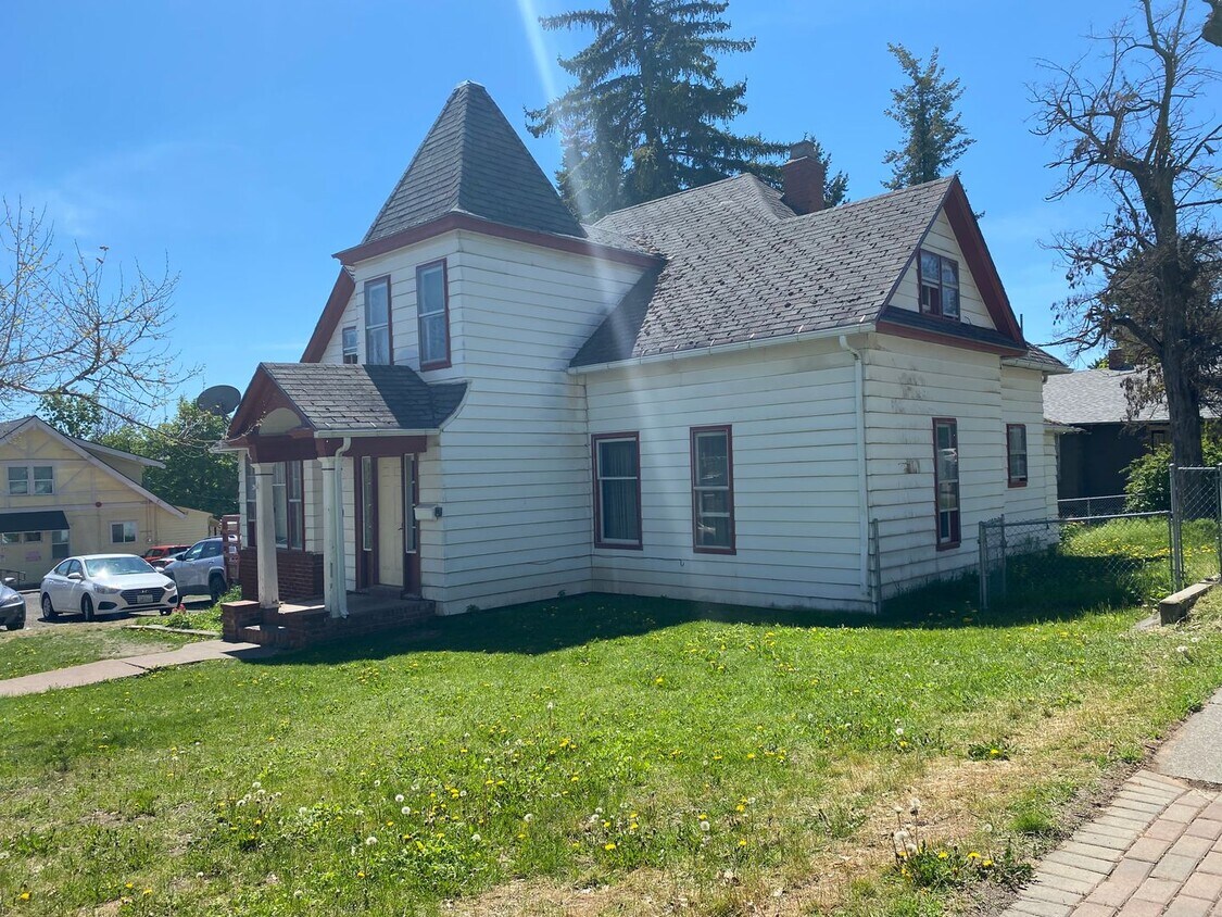 Building Photo - Cheney-Perfect setup for group living—6 bedrooms, 2 kitchens, and plenty of space near campus. Of...