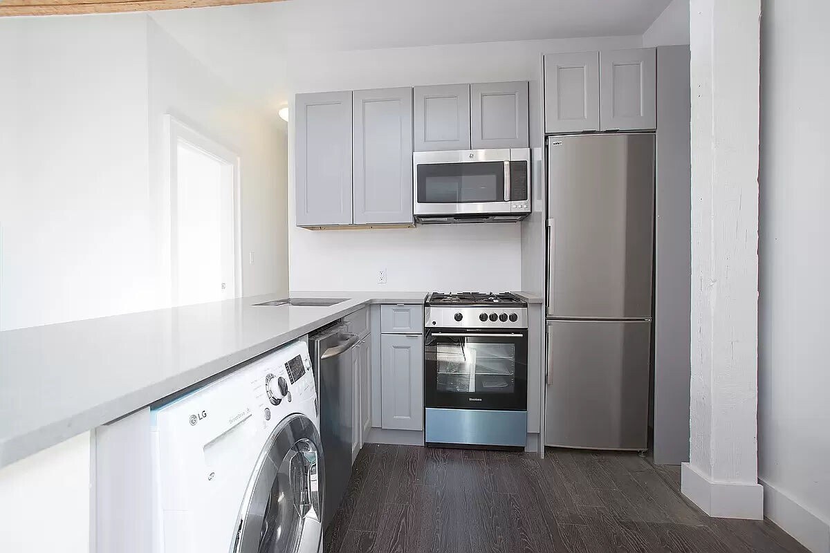 Primary Photo - 106 Ridge St