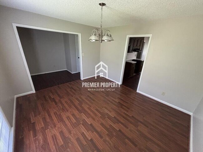 Foto del edificio - 135 Fox Hill Ct