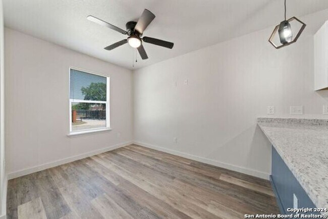 Foto del edificio - 227 S Grimes St