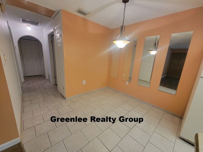 Building Photo - 6141 Chesham Dr
