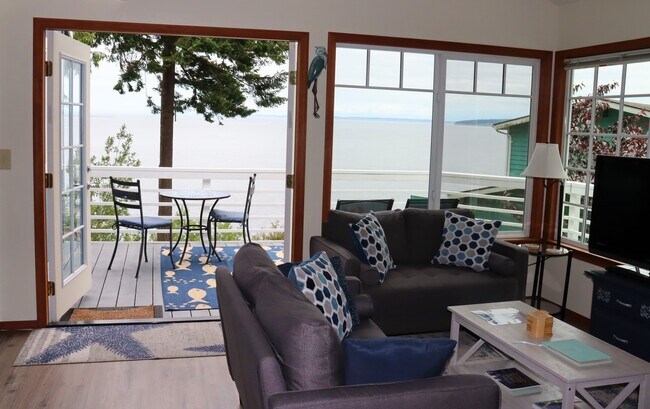 Living room opens onto deck - 301 Spring View Pl