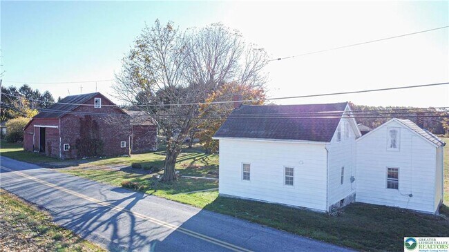 Foto del edificio - 654 Youngs Hill Rd