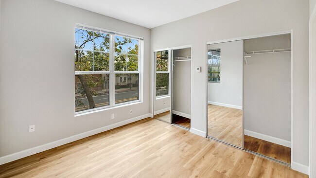 Foto del edificio - Major renovations and very well kept 3-Bedroom Apartment!