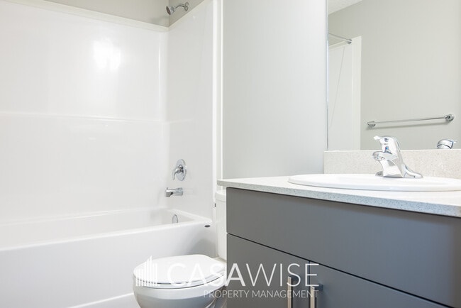 Photo du bâtiment - 6247-6176 176 Ave NW