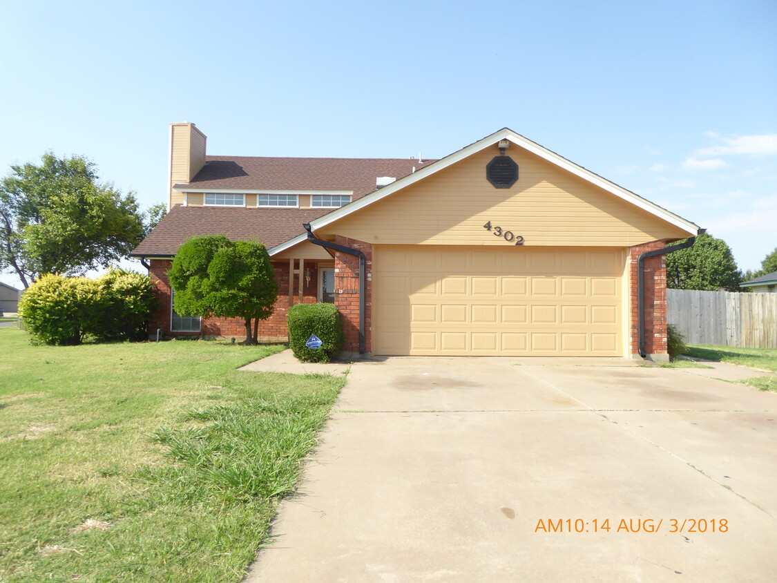 Primary Photo - Spacious 2 story house on large corner lot