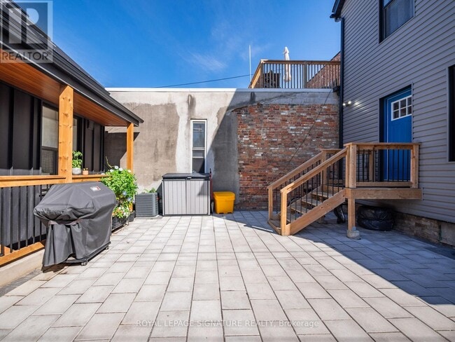 Photo du bâtiment - 202 Perth Ave