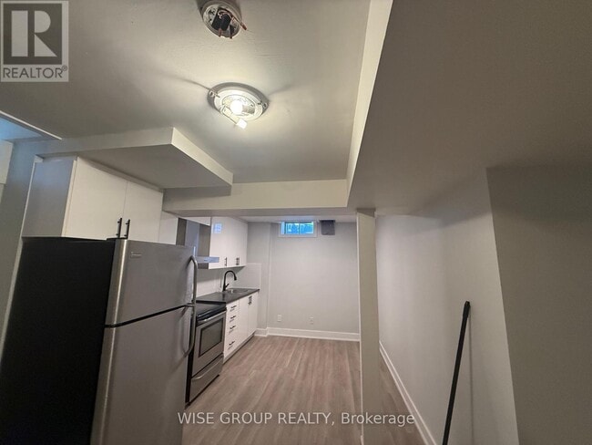 Building Photo - 55 Purdy Crescent