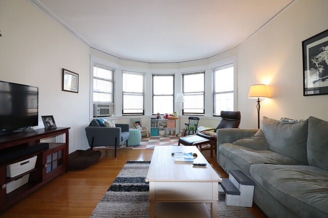 Building Photo - 122 Babcock St