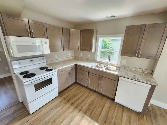 Foto del edificio - Spacious 2-Bedroom, 1-Bathroom Home AVAILA...