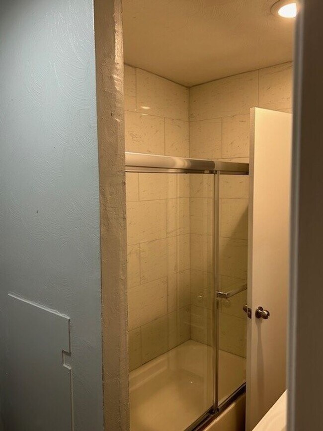 Foto del edificio - Newly renovated 3 BR 1.5BA 1400 sf townhouse located in near downtown Norfolk.