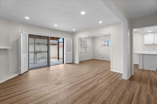 Foto del edificio - Updated Winnetka 3-Bedroom with Backyard a...