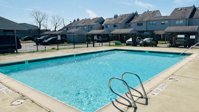 Foto del edificio - Golden Village Townhomes
