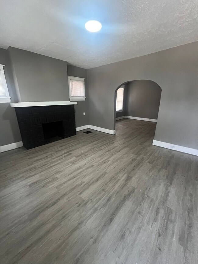 Building Photo - Gorgeous Updated 3 bedroom house!