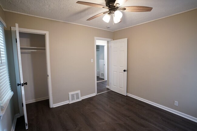 Building Photo - This beautifully updated 3-bedroom, 1-bath...