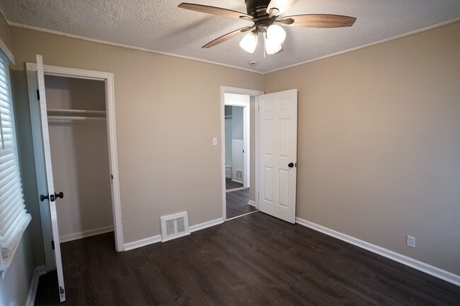 Foto del edificio - This beautifully updated 3-bedroom, 1-bath...