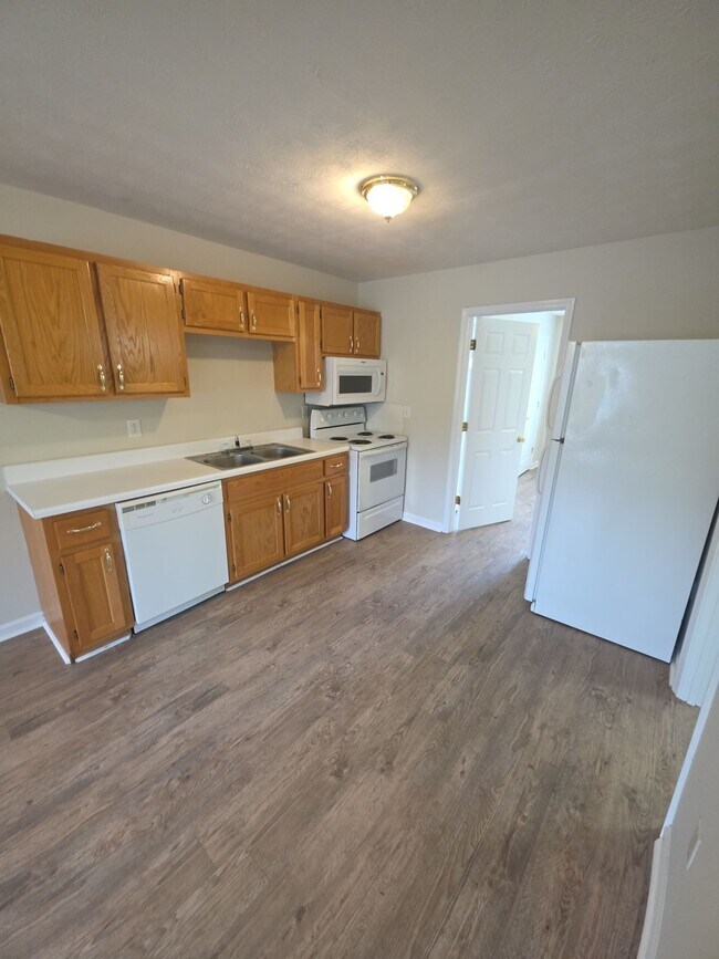 Building Photo - 460 W 4th St