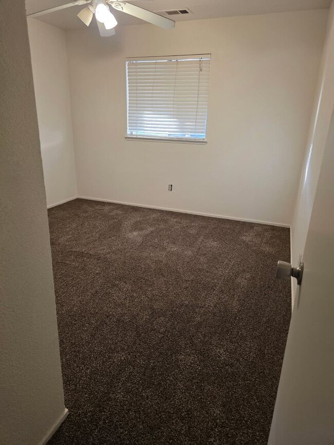 Foto del edificio - SE Visalia home coming soon!!