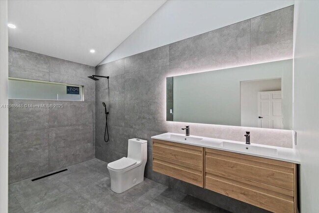 Foto del edificio - 8920 Crescent Dr