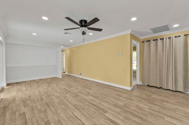 Foto del edificio - 20343 Rutherford Ave