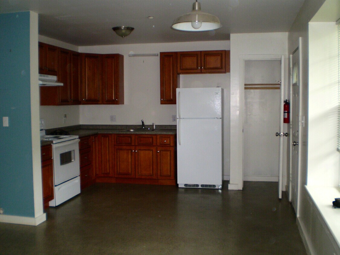 Primary Photo - 417 S Windsor St