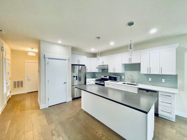 Building Photo - Spacious New Construction House with 5 bed...