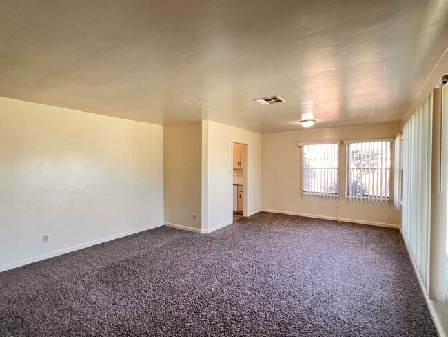 Foto del edificio - Central Bakersfield Home