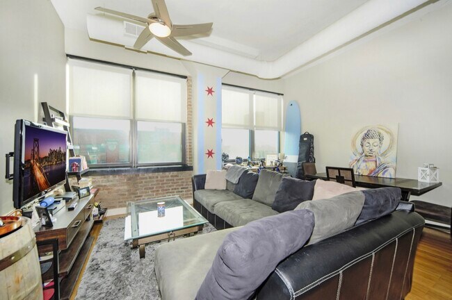 Building Photo - 812 W Van Buren St