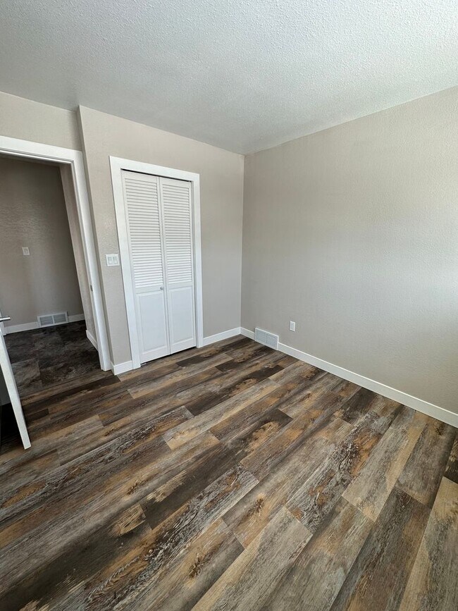 Building Photo - 4 Bedroom Home