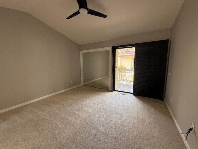 Foto del edificio - 2-Bedroom Corner Condo In Willowbrook Seni...