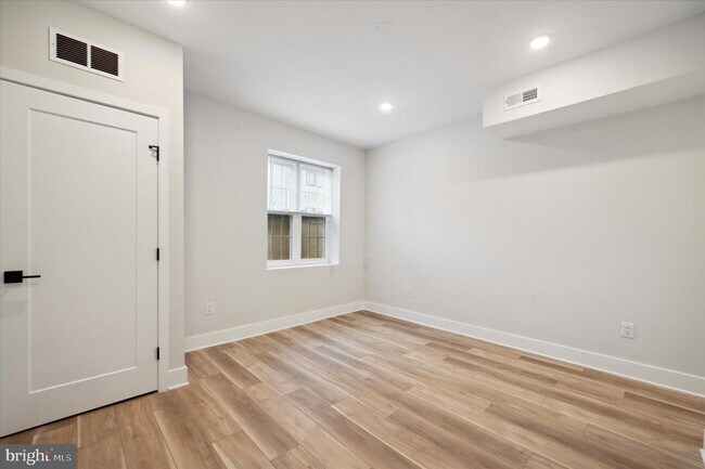 Building Photo - 614 N Pallas St