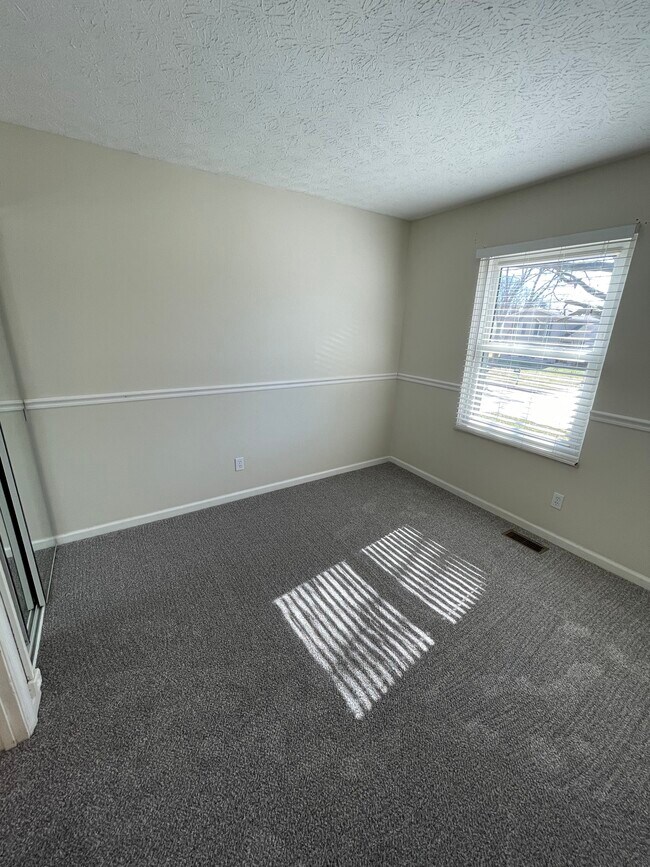 Building Photo - 644 Thistle Ave