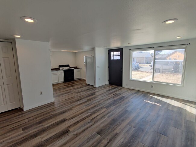 Building Photo - Cute updated single family home in central...
