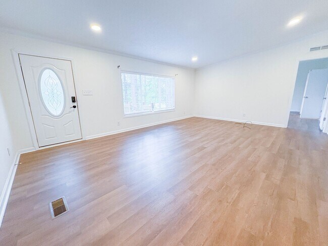 Building Photo - 4 Bedroom, 2 Bathroom: Pets Allowed!