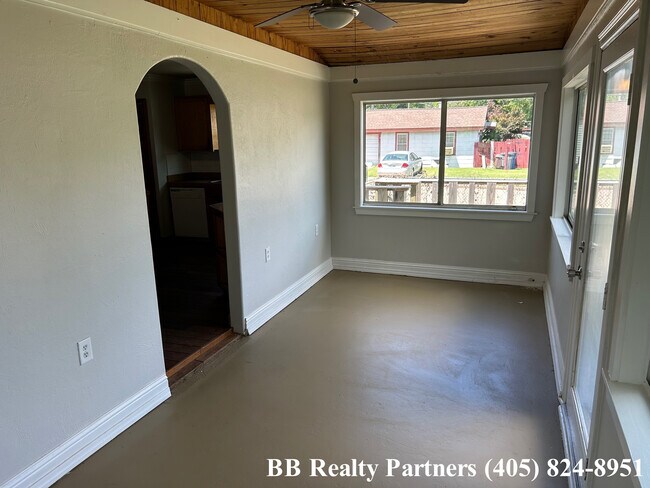 Building Photo - 1404 S Knoxville Ave