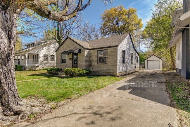 Building Photo - 726 S McCann Ave