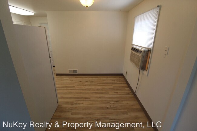 Building Photo - 2 br, 1 bath House - 3028 W. Eloika Ave.