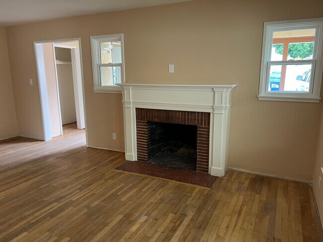 Building Photo - Completely Remodeled 3 Bed 2 Bath House Fo...