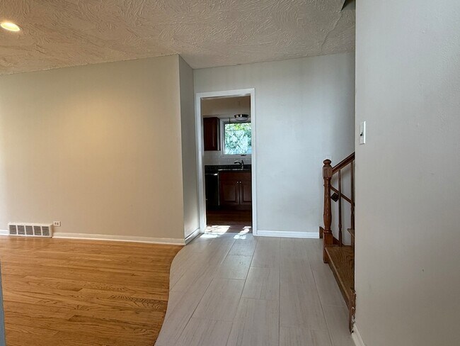 Foto del edificio - 1326 Meadow Ln