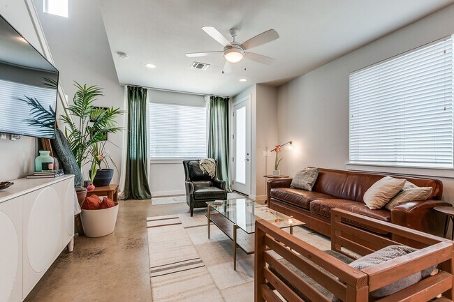 Foto del edificio - CONTEMPORARY SOUTHTOWN 2-BEDROOM TOWNHOME