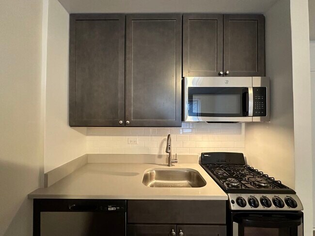 Foto del edificio - 3333 W Diversey Ave