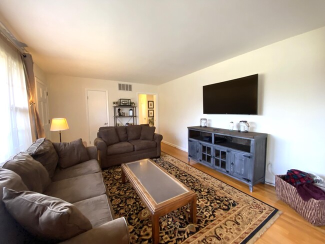 Foto del edificio - 2416 Forest Park Rd