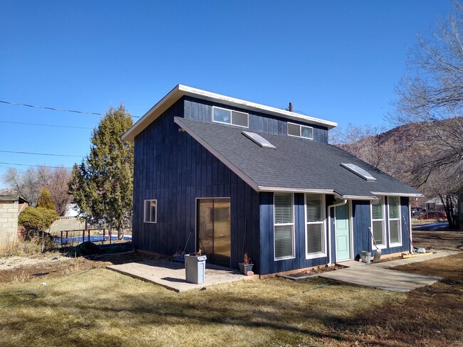 Building Photo - 104 S 400 E